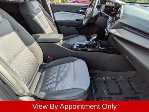 Used 2025 Chevrolet Trax LT w/ LT Convenience Package FWD image 29
