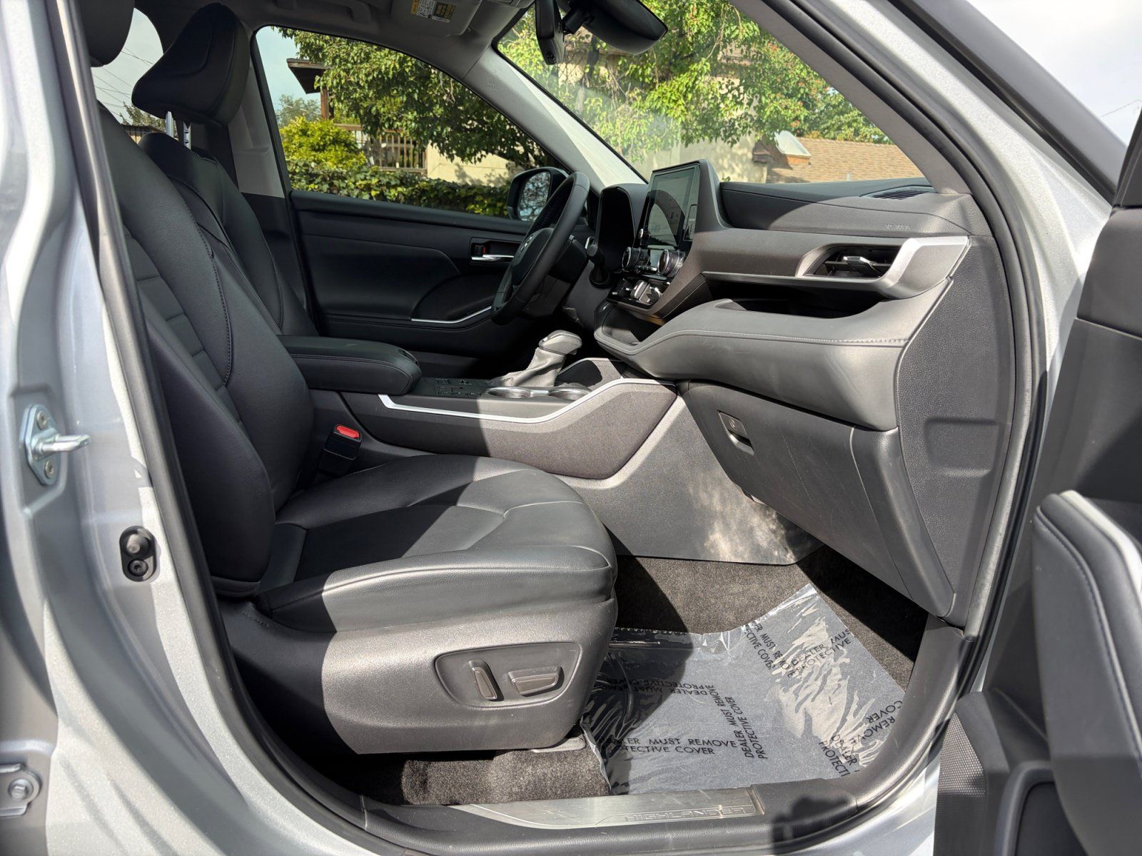 Used 2024 Toyota Highlander XLE AWD/4WD image 29