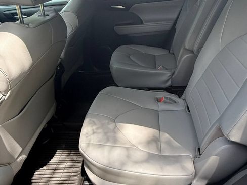 Used 2021 Toyota Highlander XLE AWD/4WD image 48