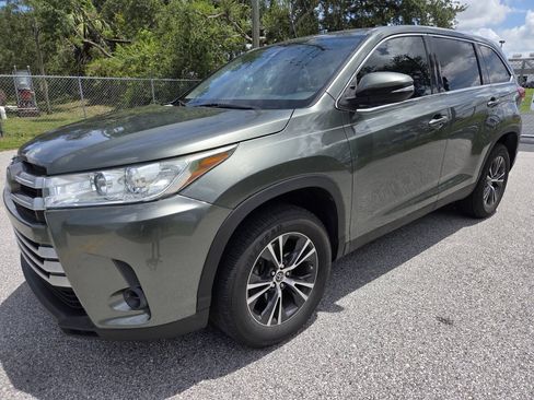 Used 2019 Toyota Highlander LE FWD image 1