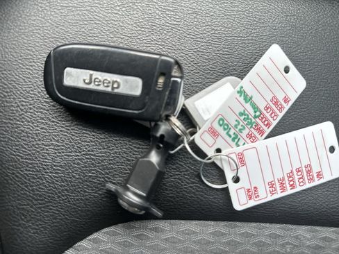Certified 2022 Jeep Compass Latitude FWD image 33