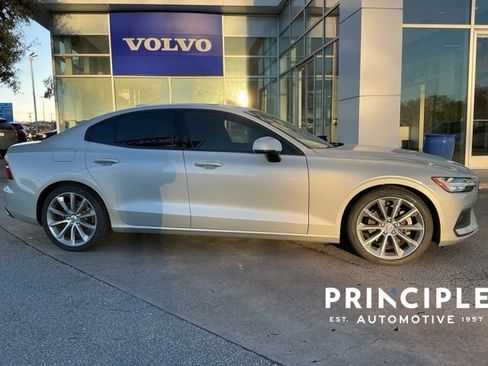 Used 2020 Volvo S60 T5 Momentum image 5