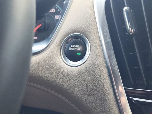 Used 2023 Chevrolet Traverse LT FWD image 8