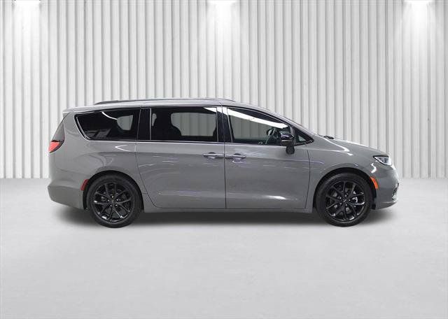 Certified 2025 Chrysler Pacifica Limited FWD image 2