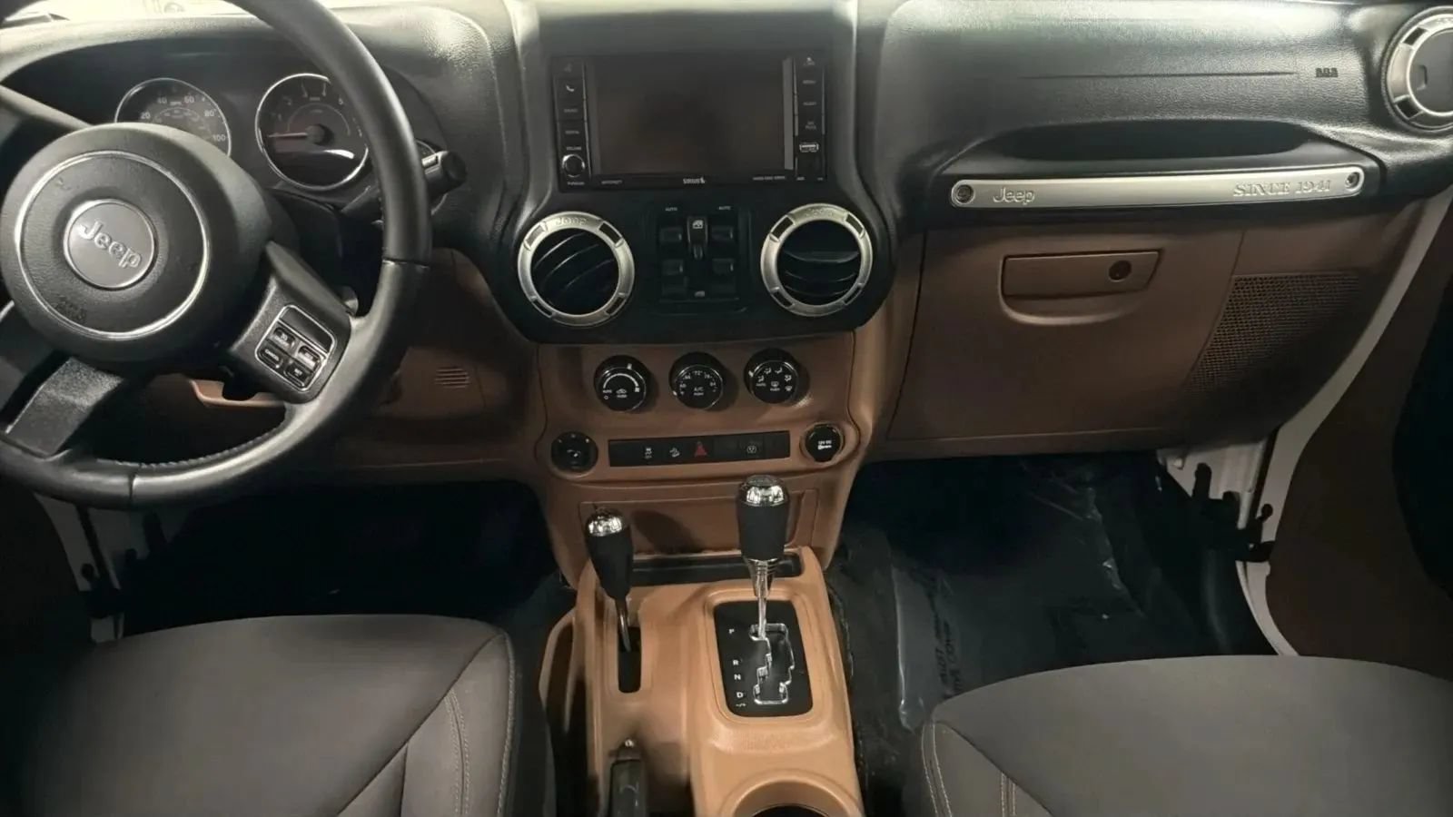 Used 2015 Jeep Wrangler Unlimited Rubicon w/ Connectivity Group AWD/4WD image 14