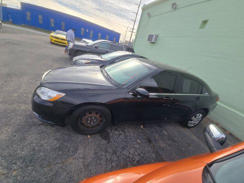 Used 2014 Chrysler 200 LX image 4