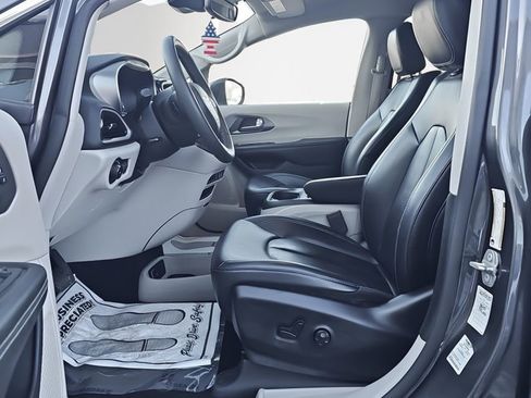 Used 2023 Chrysler Pacifica Touring-L image 12