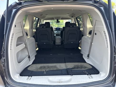 Used 2017 Chrysler Pacifica Touring-L Plus w/ Tire & Wheel Group FWD image 9