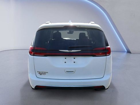 Used 2022 Chrysler Pacifica Touring-L FWD image 6