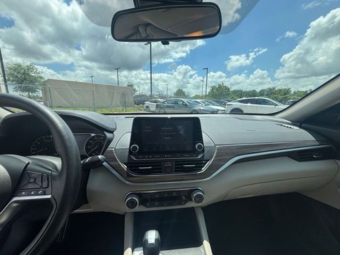 Used 2025 Nissan Altima 2.5 SV image 32