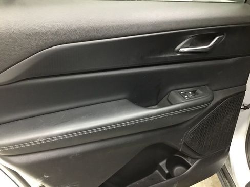 Used 2024 Jeep Grand Cherokee L Altitude image 30