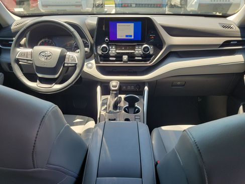 Used 2023 Toyota Highlander XLE FWD image 16
