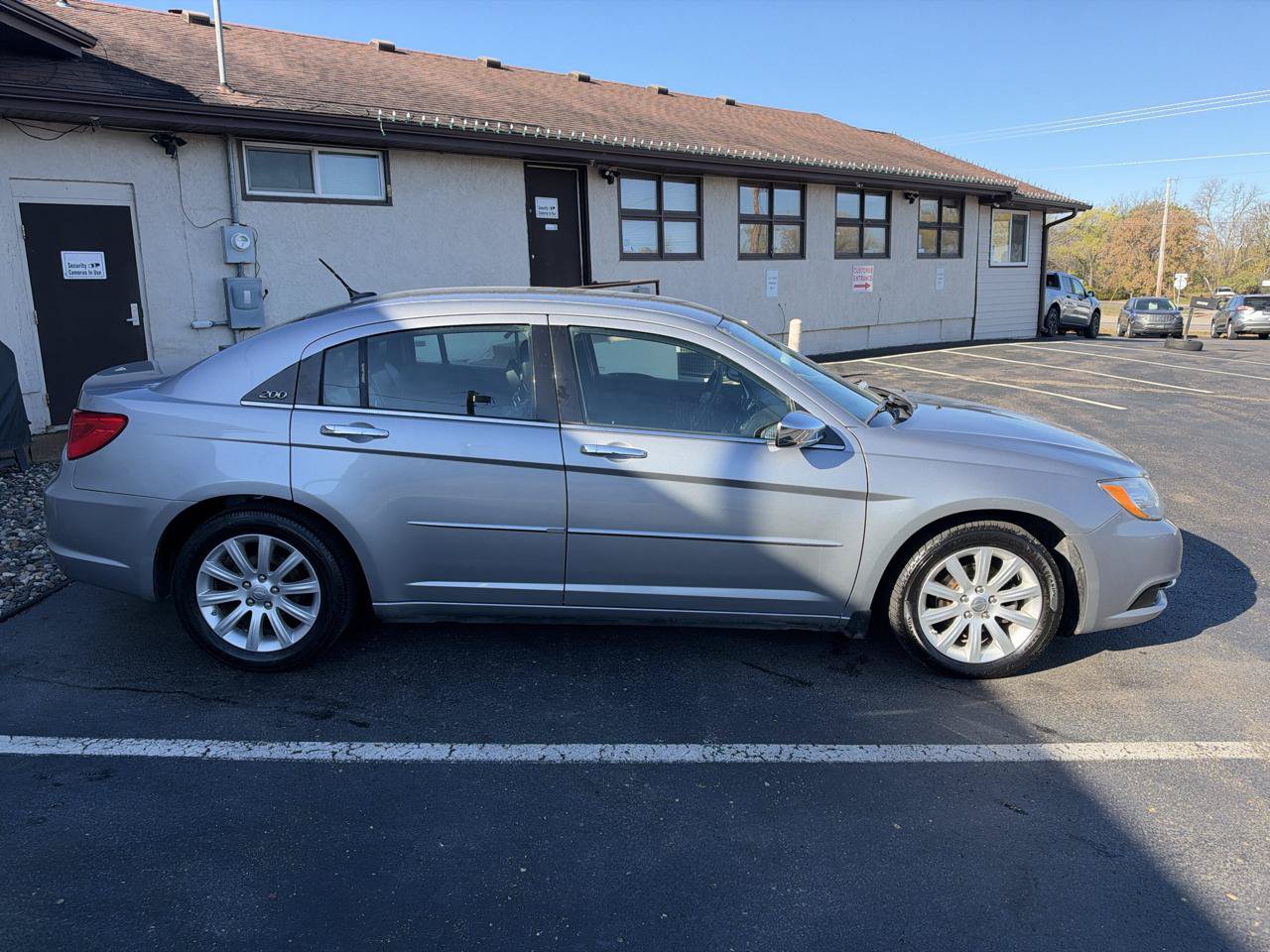 Used 2013 Chrysler 200 Limited FWD image 2