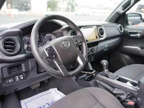 Used 2017 Toyota Tacoma TRD Sport AWD/4WD image 8