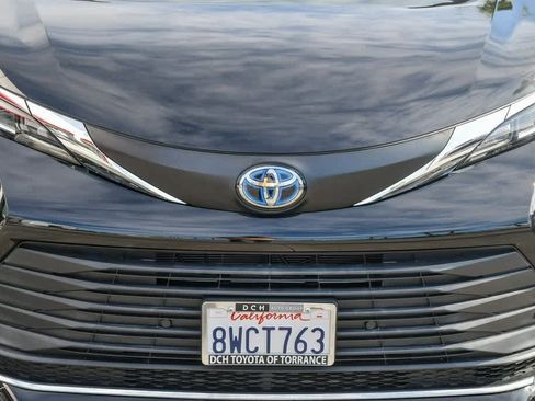 Used 2021 Toyota Sienna XLE w/ XLE Plus Package image 5