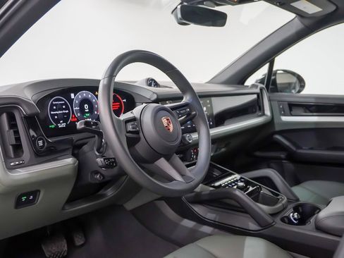 Used 2025 Porsche Cayenne E-Hybrid w/ Premium Package image 4
