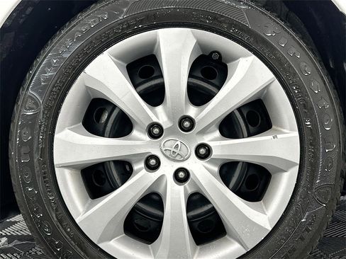Used 2021 Toyota Corolla LE image 28