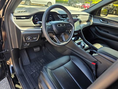 Used 2024 Jeep Grand Cherokee Limited w/ Black Appearance Package image 10