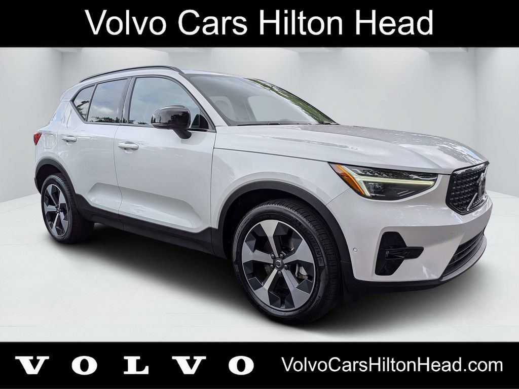 Certified 2026 Volvo XC40 B5 Plus AWD/4WD image 1
