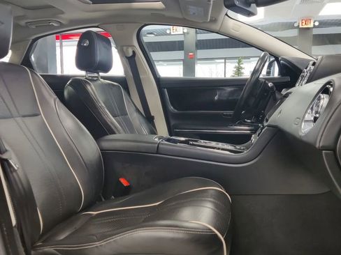 Used 2016 Jaguar XJ image 23