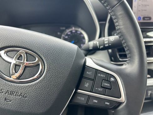 Used 2024 Toyota Highlander XLE AWD/4WD image 25