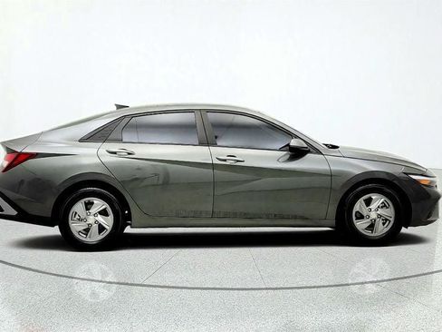 Used 2024 Hyundai Elantra SE FWD image 4