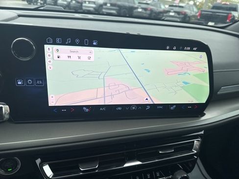 Used 2025 Chevrolet Traverse LT image 38