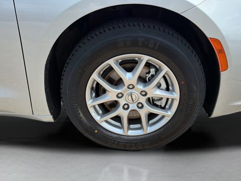 Used 2024 Chrysler Pacifica Touring-L FWD image 26