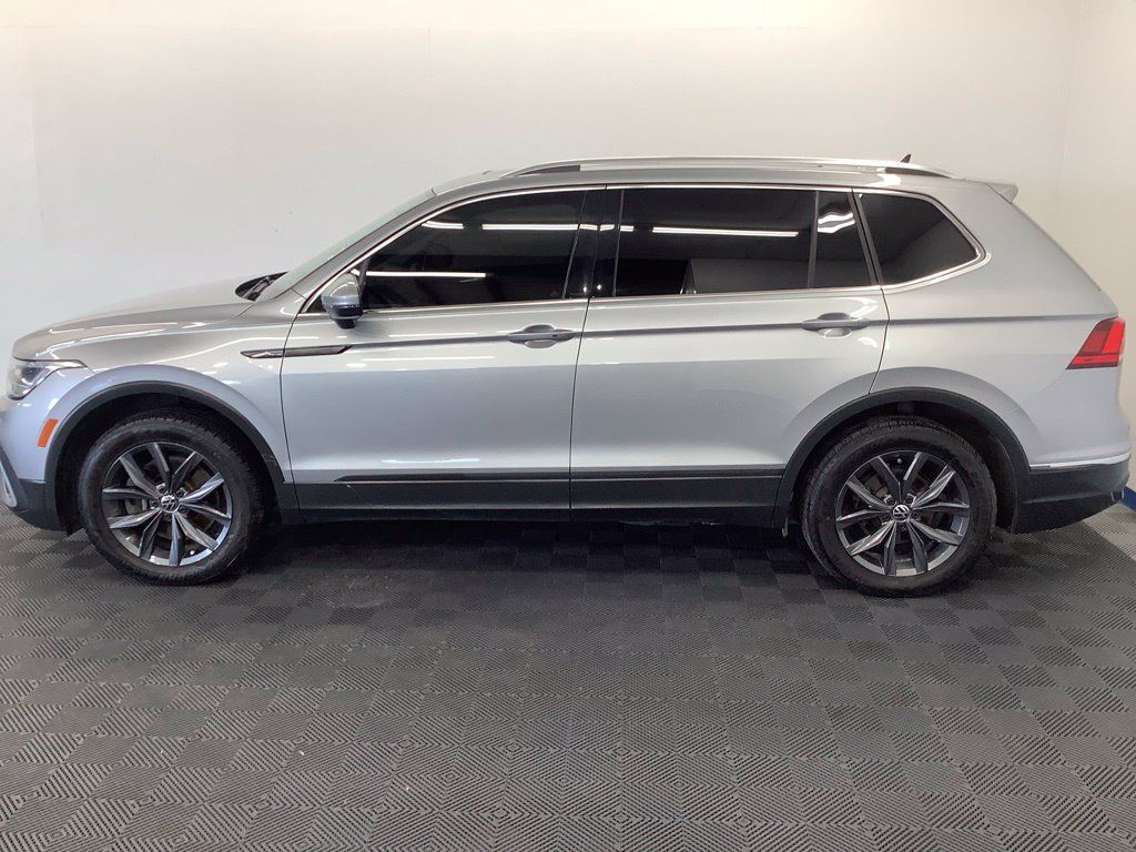 Used 2023 Volkswagen Tiguan SE w/ Panoramic Sunroof Package FWD image 5