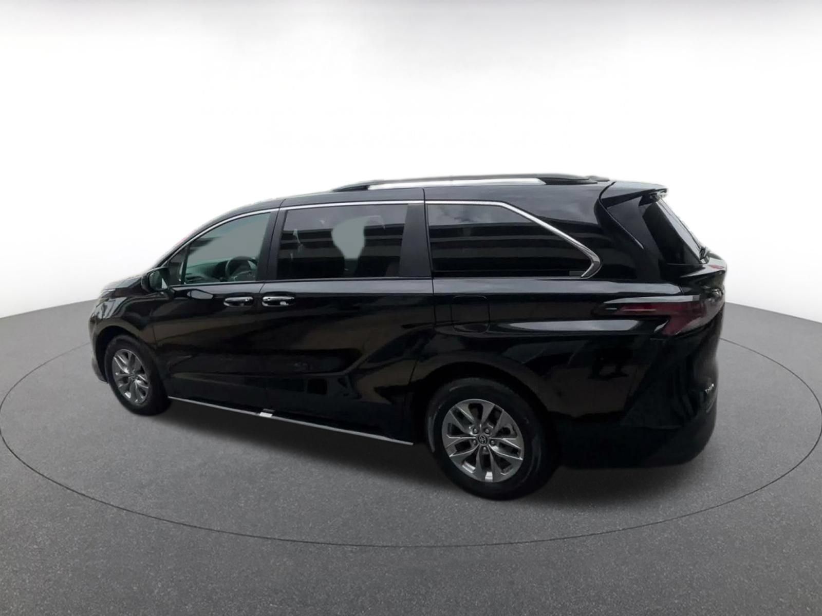 Used 2025 Toyota Sienna XLE FWD image 9