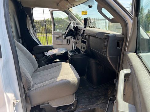 Used 2017 Chevrolet Express 3500 RWD image 17