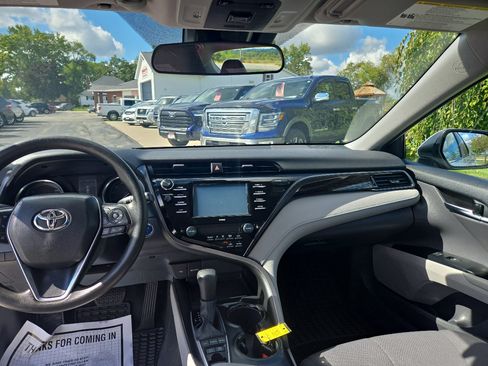 Used 2020 Toyota Camry LE image 10