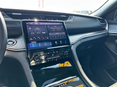 Used 2024 Jeep Grand Cherokee Limited w/ Luxury Tech Group II image 42