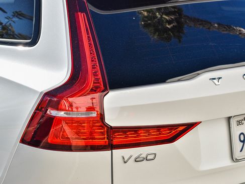 Used 2023 Volvo V60 B5 Cross Country Ultimate w/ Climate Package image 8