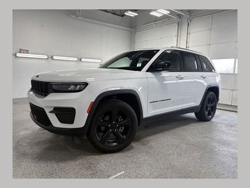 Used 2023 Jeep Grand Cherokee Altitude AWD/4WD image 1