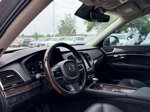 Used 2016 Volvo XC90 T6 Momentum w/ Momentum Plus Package image 9