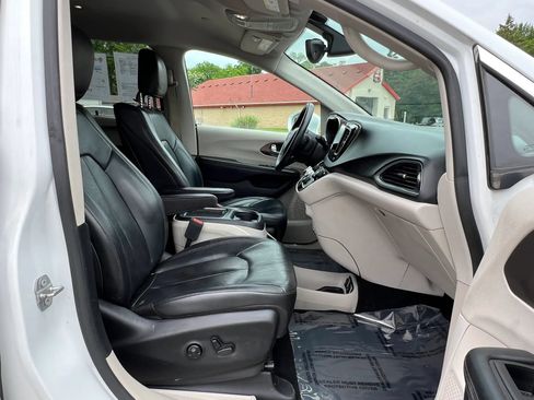 Used 2017 Chrysler Pacifica Touring-L Plus FWD image 19