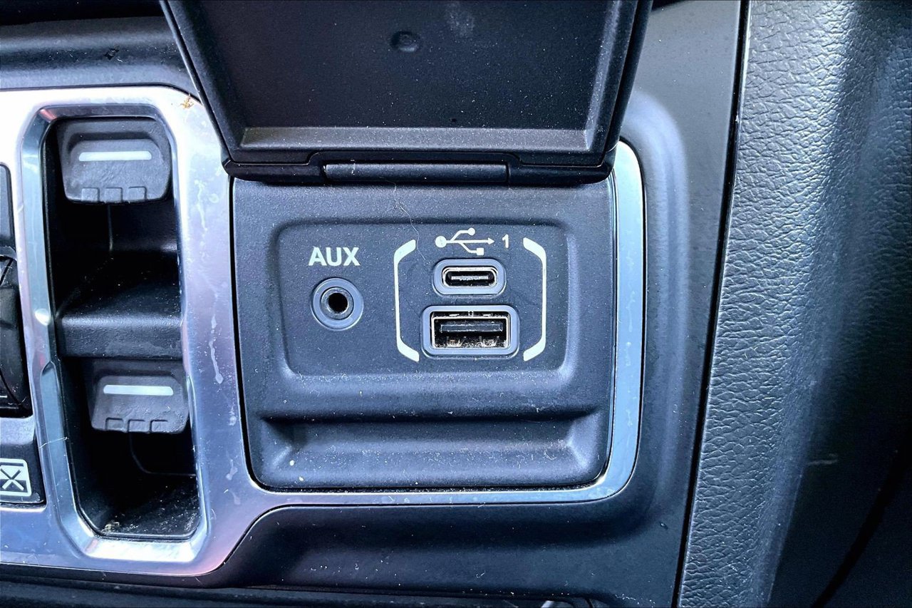 Used 2023 Jeep Wrangler Unlimited Sahara w/ Cold Weather Group AWD/4WD image 16