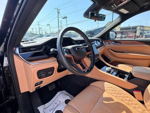 Used 2025 Jeep Grand Cherokee Summit AWD/4WD image 12