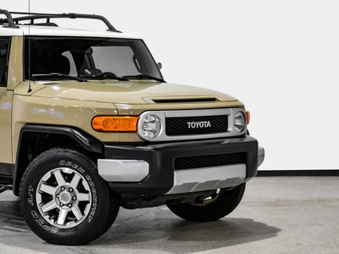 Used 2014 Toyota FJ Cruiser 4WD w/ Upgrade Package image 11