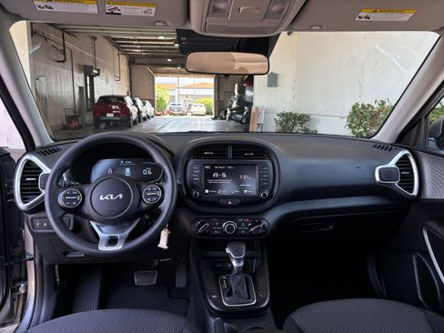 Used 2025 Kia Soul LX w/ LX Technology Package FWD image 31
