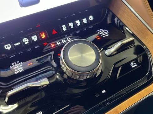 Used 2024 Jeep Grand Wagoneer Series III w/ HD Trailer Tow Package image 19