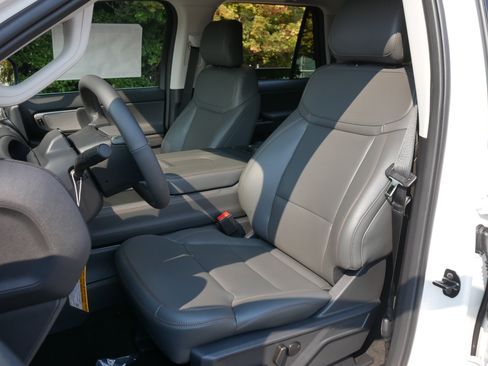 New 2025 Ford Expedition Active image 37