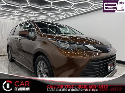 Used 2024 Toyota Sienna XLE image 1