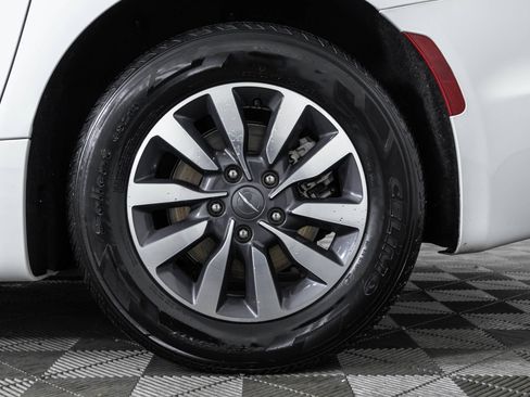 Used 2024 Chrysler Pacifica Limited FWD image 47