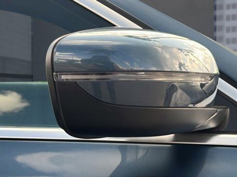 Used 2025 BMW 330i Sedan image 3