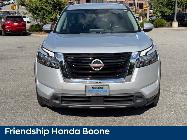 Used 2024 Nissan Pathfinder SV AWD/4WD image 2