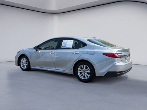 Used 2025 Toyota Camry LE image 3