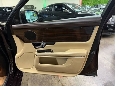 Used 2011 Jaguar XJ L image 19