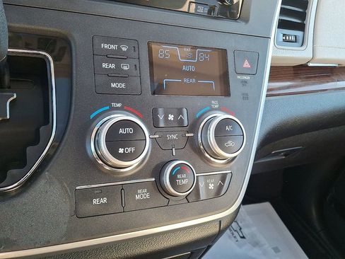 Used 2017 Toyota Sienna Limited image 19